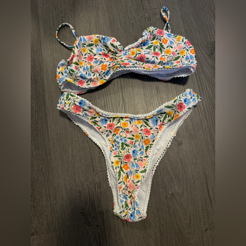 🩵 NEW White Floral High Waist Bikini Set – Size Medium (Never Worn)